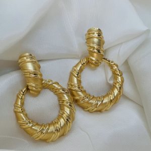BRINCO REDONDO DETALHADO FOSCO LISO DOURADO