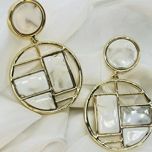 BRINCO REDONDO DETALHADO  RESINA DOURADO